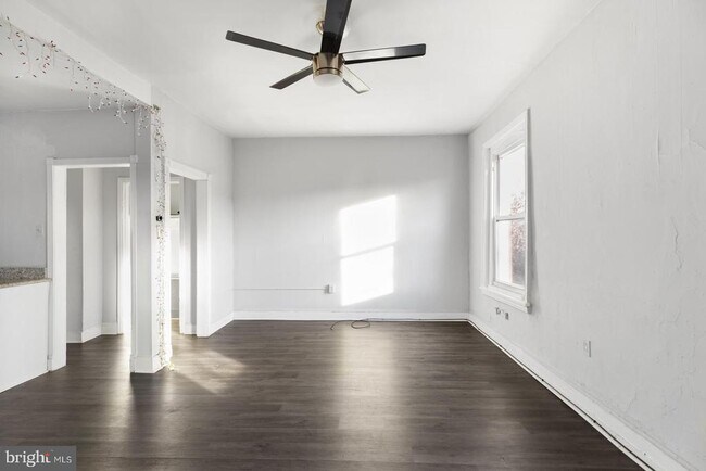 Building Photo - 1735 W Oxford St