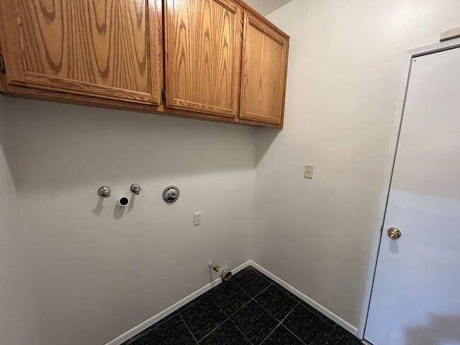 Building Photo - Cute 3 Bed/2 Bath SE Bakersfield Home