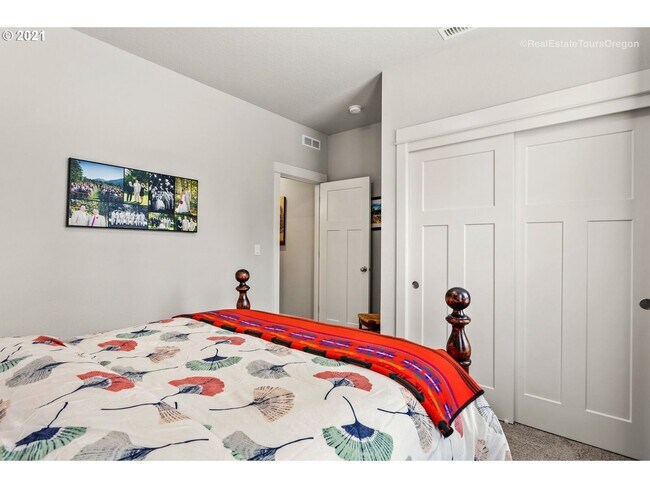 Building Photo - Stunning 3BD Home in Ridgefield!  Gourmet Kitchen & High End Finishes!