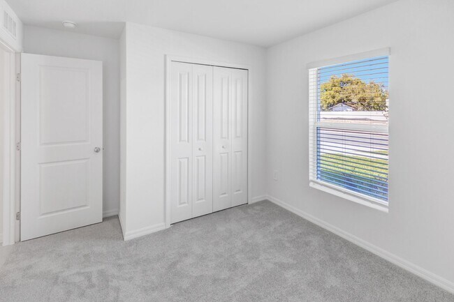 Building Photo - 4 Bedroom 2 Bath Home