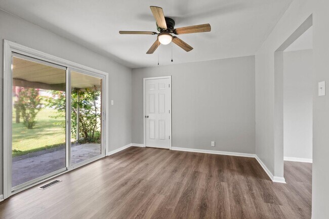 Building Photo - 610 Greenbriar Dr