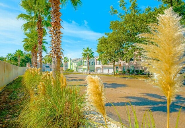 Building Photo - 2252 Beach Dr