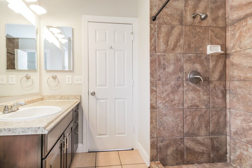 Building Photo - 2630 Delcrest Dr