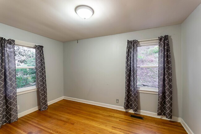 Building Photo - Fantastic 3/2 East Nashville w/ Bonus Room & Sunroom!