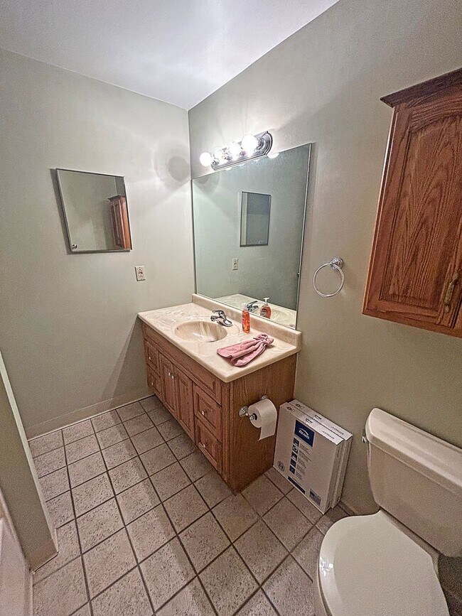 Building Photo - Welcome to this stunning 2-bedroom, 2-bath...