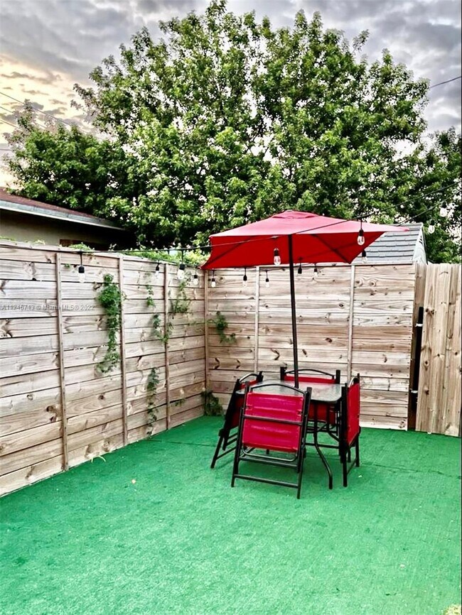 Building Photo - 2724 SW 34th Ct