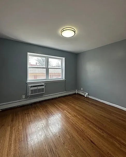 Building Photo - 138 E 7th St