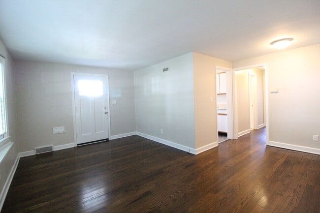Building Photo - July 2025 FREE On This One Bedroom Duplex ...