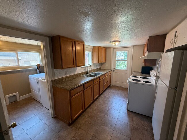 Building Photo - Current Property Management LLC