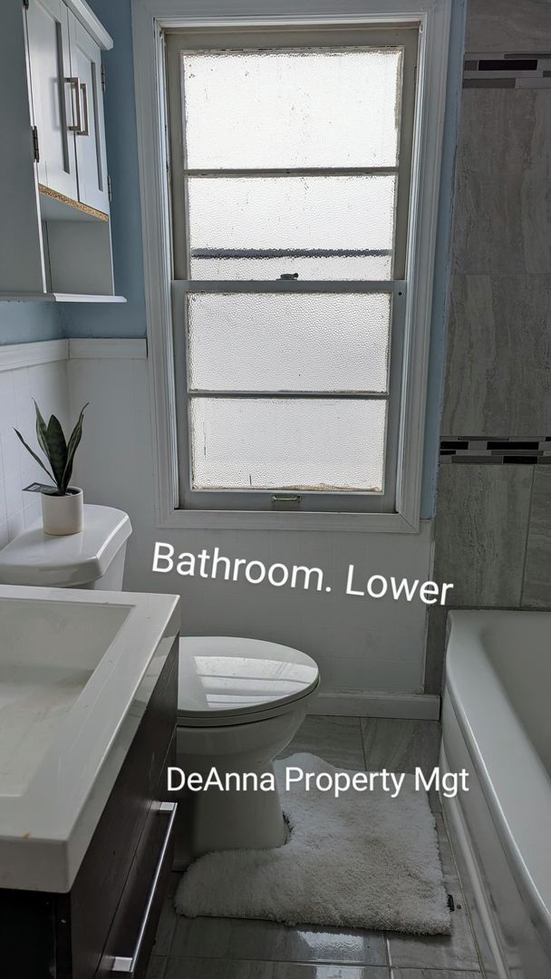 Building Photo - Euclid Single home -3 bedrooms 2 bathrooms