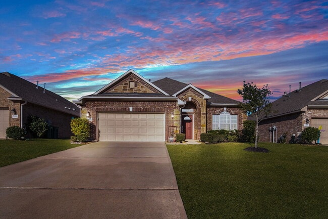 Building Photo - Welcome to this well-kept, single-story gem located in the Villas of Mia Lago!