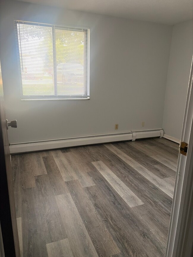Building Photo - 2 bed 1.5 bath