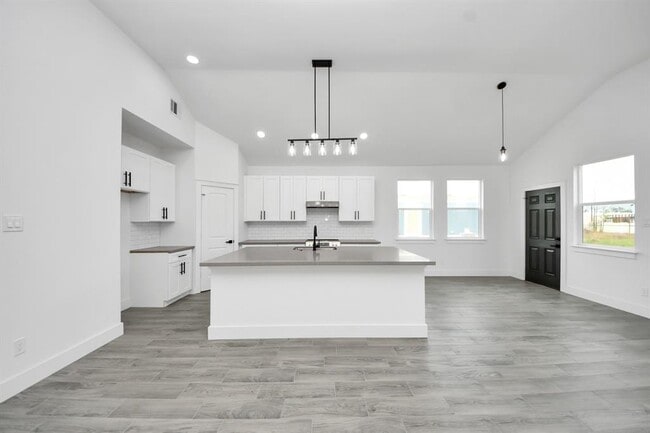 Building Photo - 673 Rd 5822