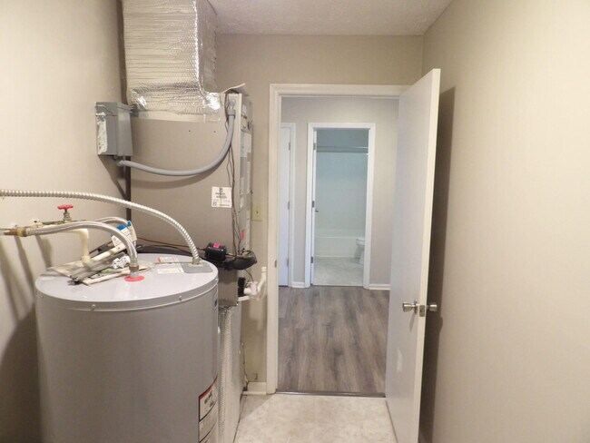 Building Photo - 204 Landings Dr
