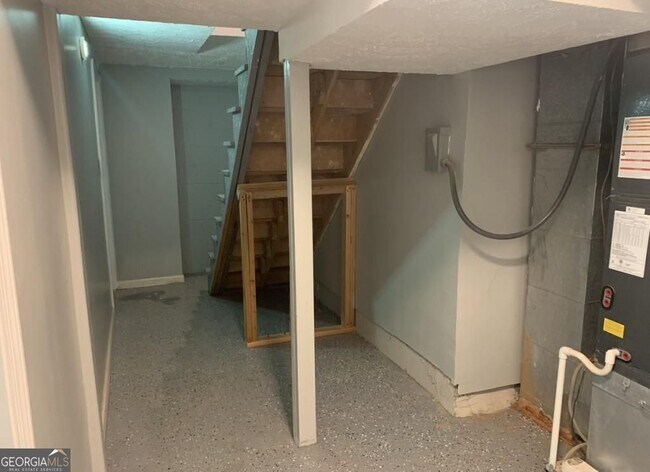 Building Photo - 19 Oak Hill Dr