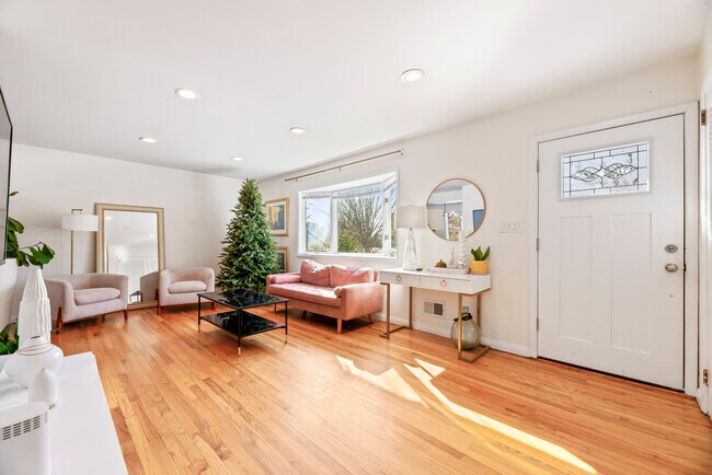 Building Photo - 446 Roedel Plz