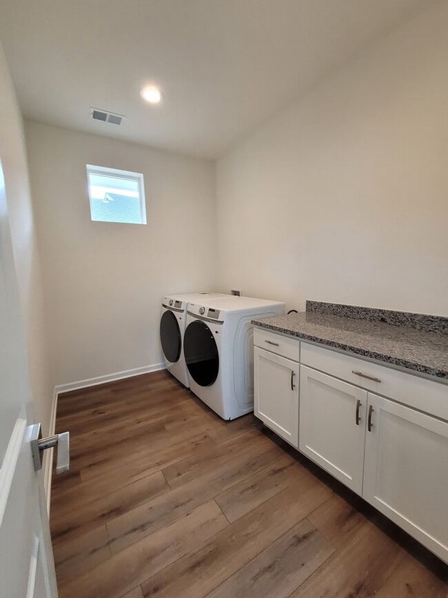 Building Photo - 820 Promenade Dr