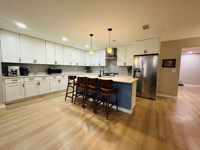 Building Photo - Spacious 6-Bedroom Rental in Spanish Point...