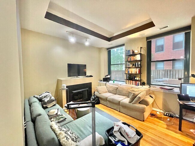 Building Photo - Beautiful 2BD/2BTH CONDO IN THE LOOP!
