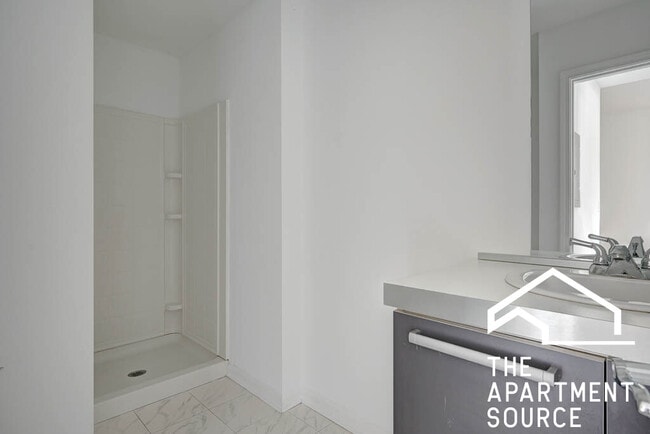 Building Photo - 1544 W Glenlake Ave