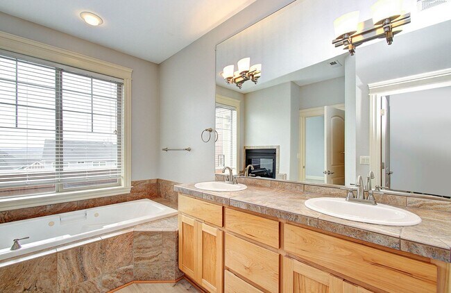 Building Photo - Beautiful 2 Story Town Home - Riverview Terrace Washougal!