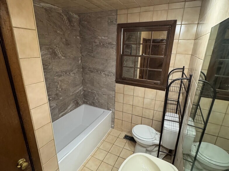 Building Photo - 2408 Vaulx Ln