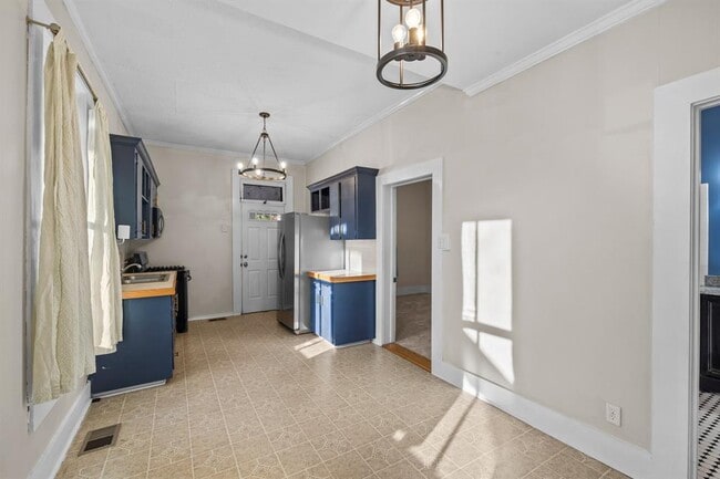 Building Photo - 902 E 14th St