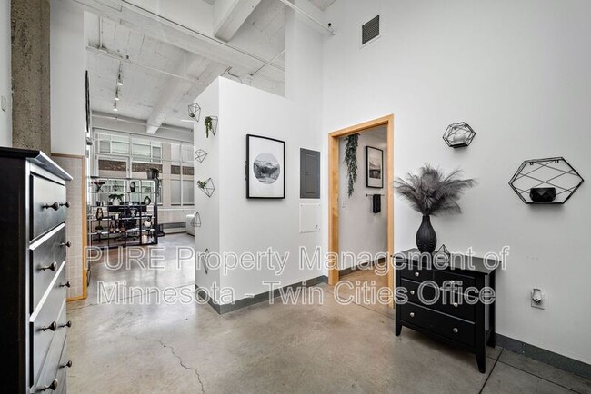 Building Photo - 700 N Washington Ave