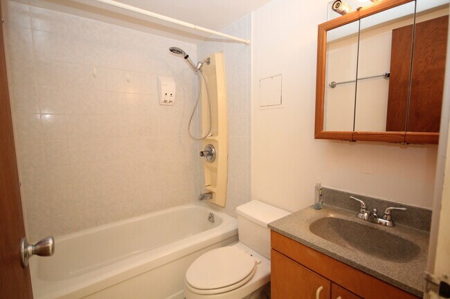 Building Photo - 1 bedroom, 1 bath, 1 Parking. End Unit! Am...