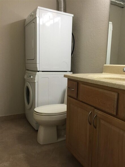 Building Photo - 1100 Crystal Lake Dr