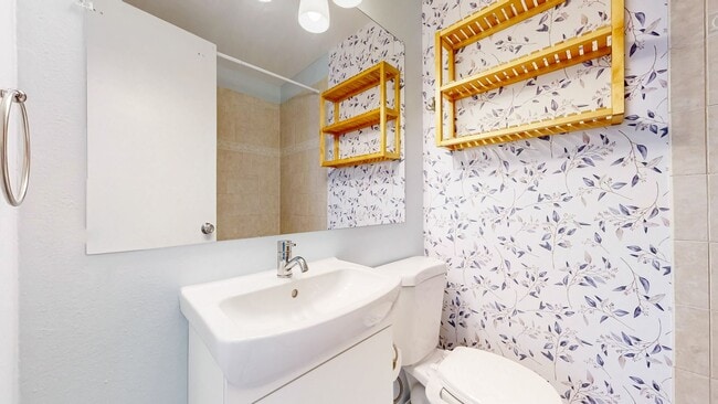 Building Photo - Adorable 2bd/1.5bth Townhome w/1 reserved parking space