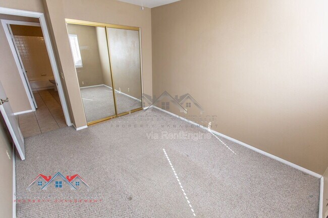 Building Photo - 3950 W Saragosa St