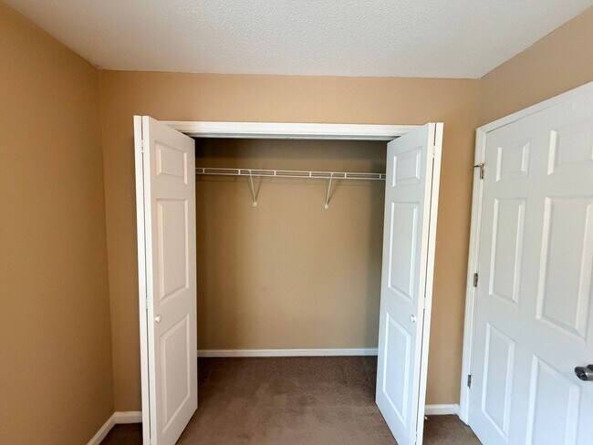 Building Photo - Nice Townhome Located in Adel