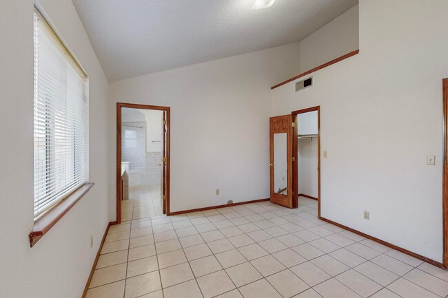 Building Photo - Charming 3 bedroom 2 bath home in Northeas...