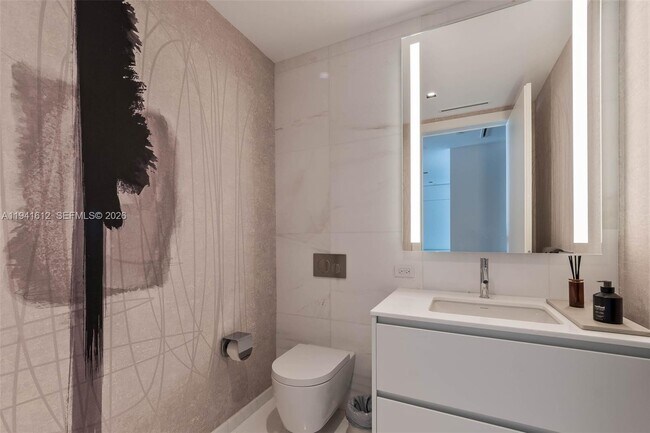 Building Photo - 300 Biscayne Blvd Way