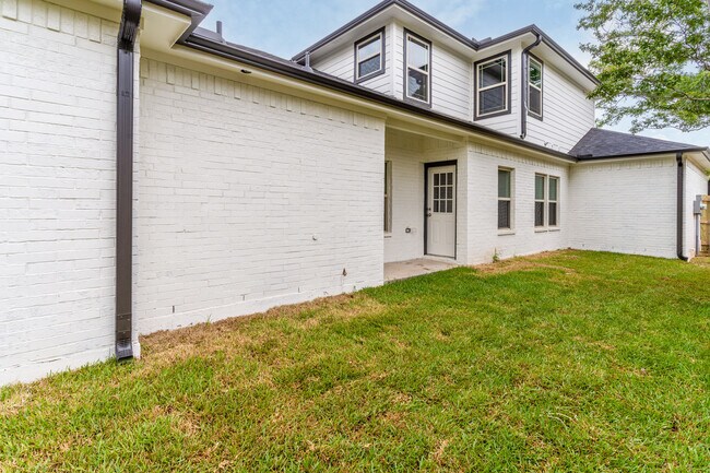 Building Photo - 310 Ditto Ave