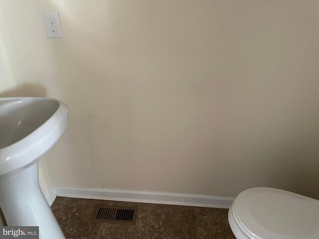 Building Photo - 525 S Twin Lakes Blvd