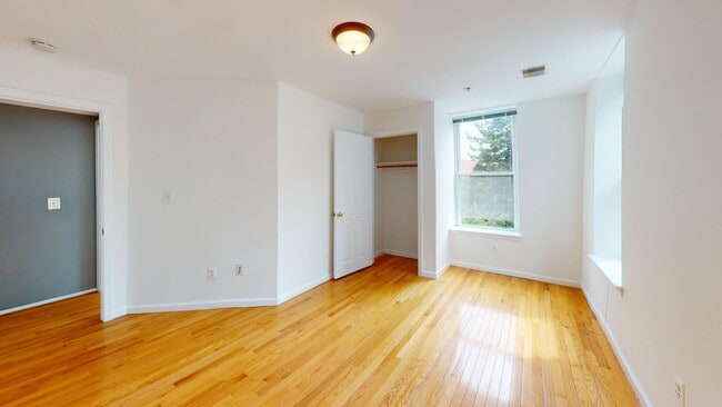 Building Photo - Newly Available Three Bedroom Condo in Col...