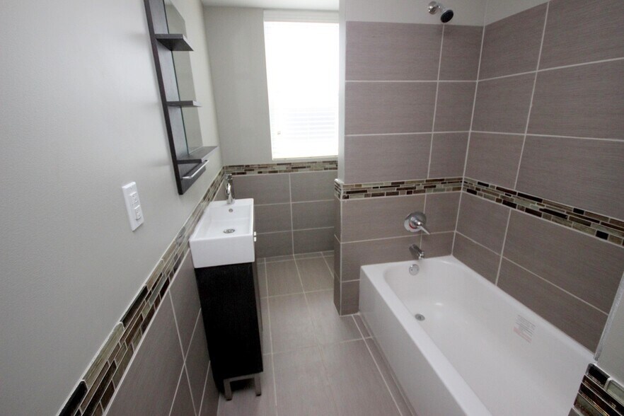 Building Photo - 816 S Negley Ave