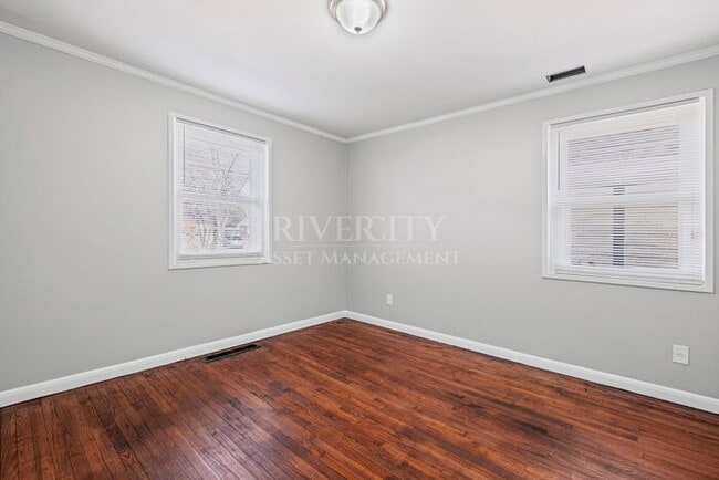 Building Photo - A BERCLAIR BEAUTY!!!