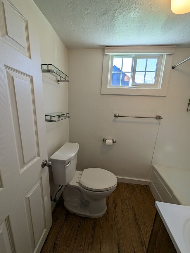 Building Photo - AAJ903