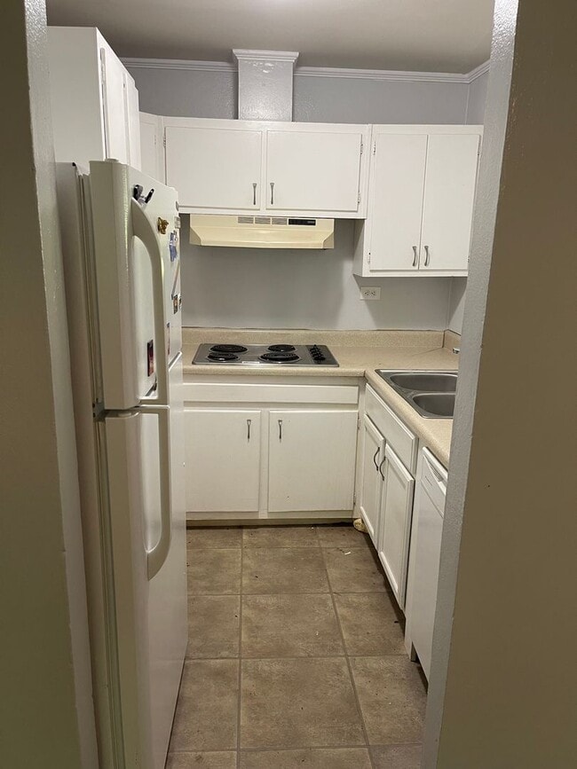 Building Photo - 2BR/1BA - Duplex located off of South Mill...