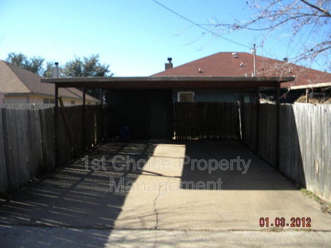 Building Photo - 996 Meadow Cir S