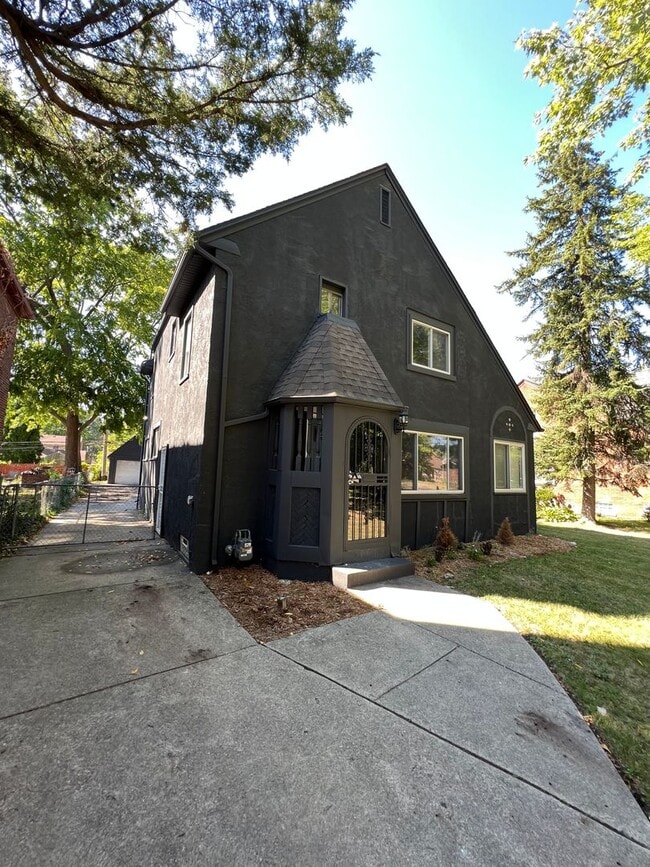 Building Photo - COMING SOON ! Charming home !!