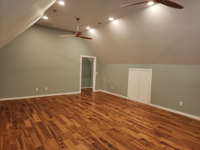 Building Photo - Incredible Spacious Home in Five Lakes!