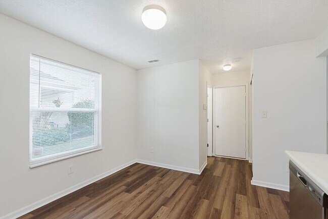 Building Photo - Perfect Family Home
