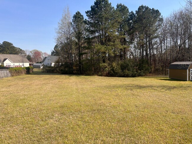 Building Photo - 3 bedroom 2 bath single family home. Fresh paint, new floors