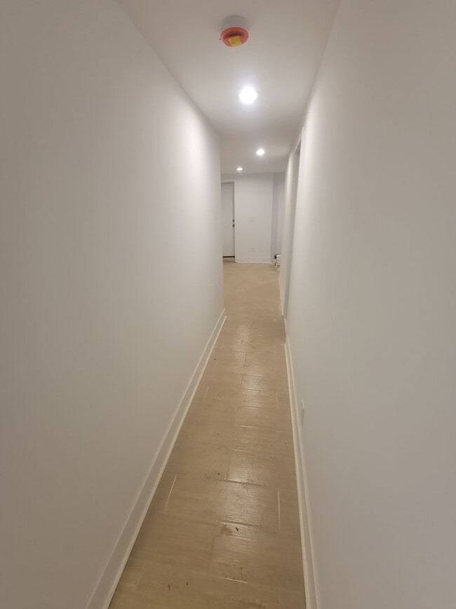 Building Photo - Fully beautiful rehab 4 bed 2.5 bath secti...