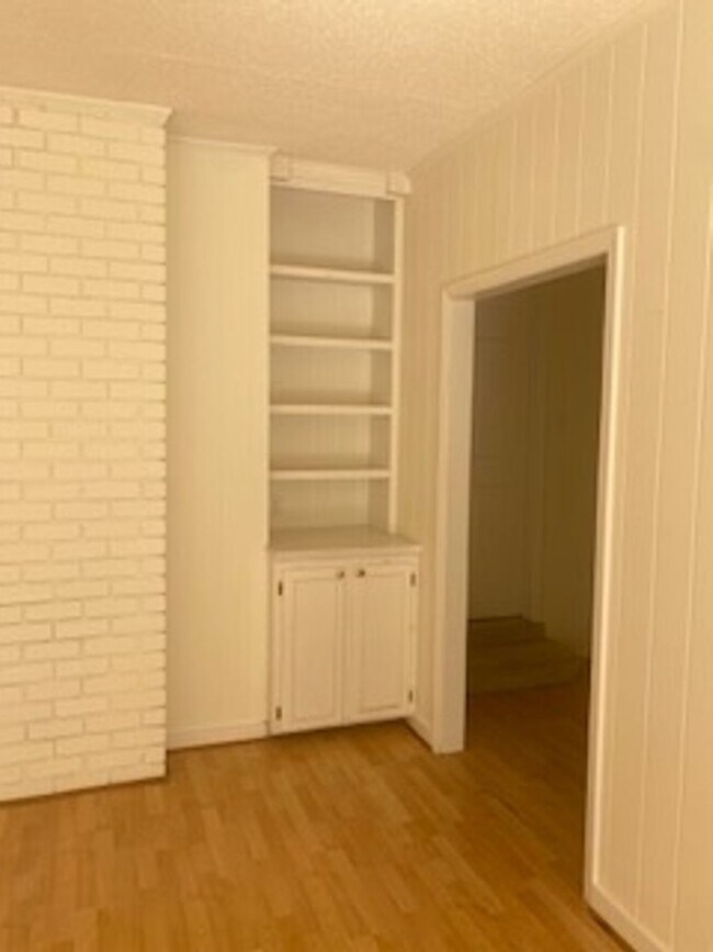 Building Photo - 4 BR 3 BATH in Cedar Creek!