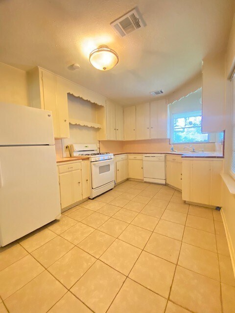 Building Photo - 4013 McDermed Dr